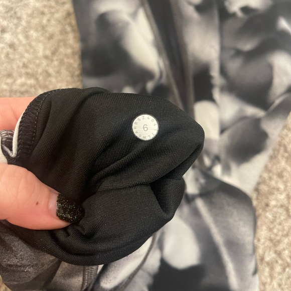 16L6. Lululemon Train Times 7/8 Pant 25" Blush Blossom Alpine White Black - Picture 9 of 9